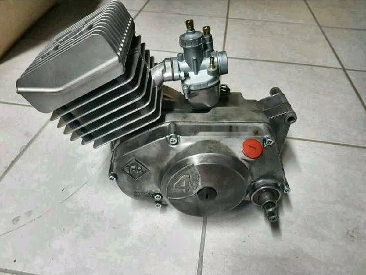 Regenerierter Simson 60ccm Motor mit Vergaser in Seitenansicht