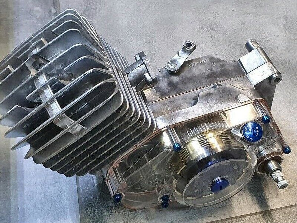 Fertig aufgebauter Simson Tuningmotor mit polierten Gehäusedeckeln