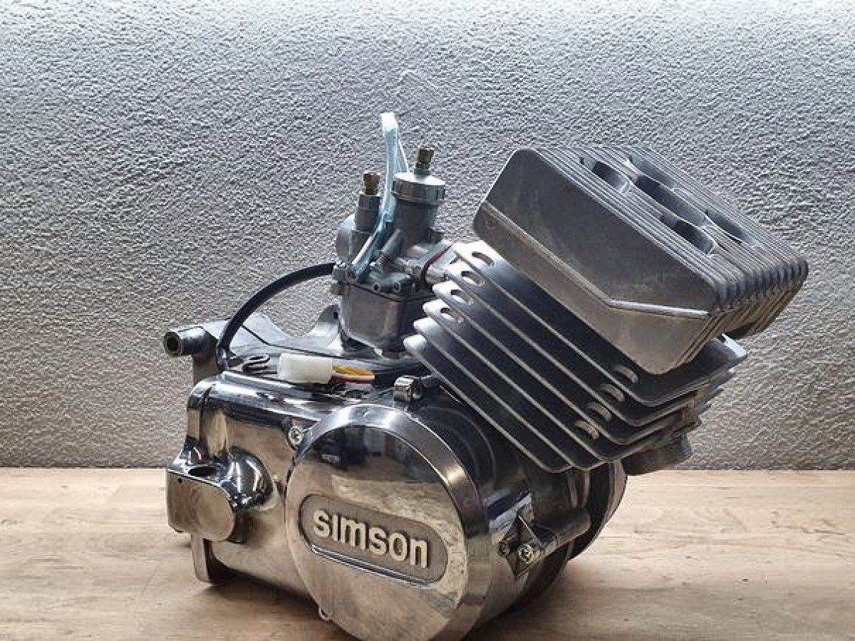 Simson Tuningmotor 85ccm in Seitenansicht mit verchromtem Kupplungsdeckel
