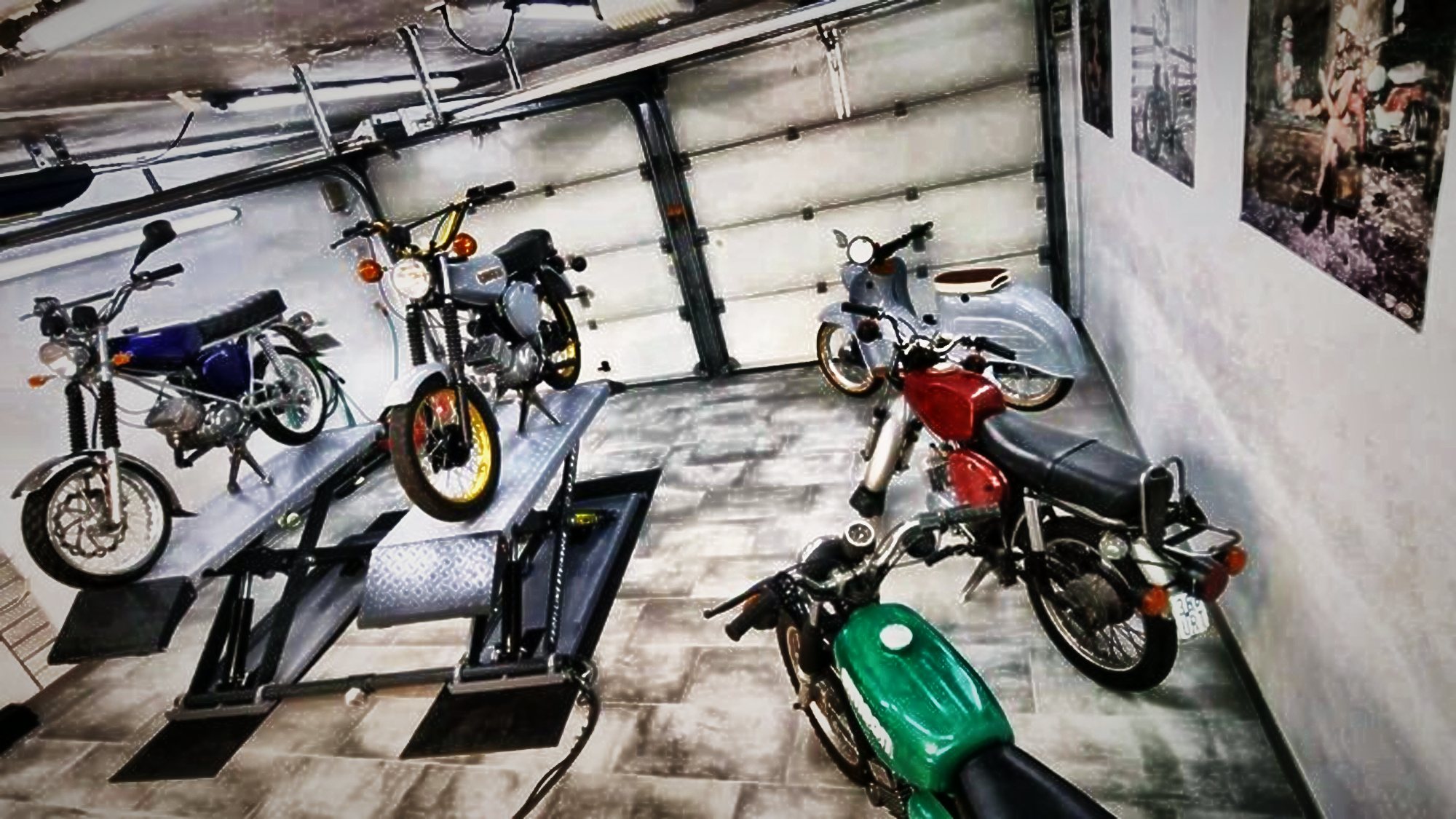 Werkstatt von BSM Tuning in Merkers-Kieselbach mit mehreren Simson Mopeds auf Hebebühnen